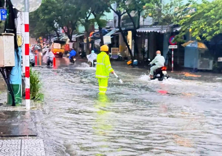 SGT Công an TP Đà Nẵng túc trực tại các điểm xung yếu để hướng dẫn người dân đi lại an toàn.