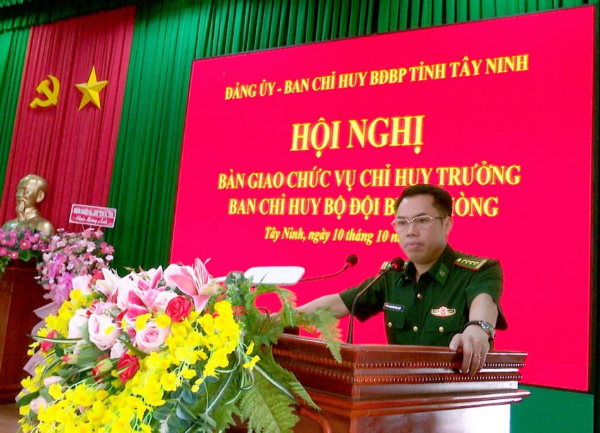 Đại tá Nguyễn Văn Giáp phát biểu nhận nhiệm vụ tại hội nghị bàn giao