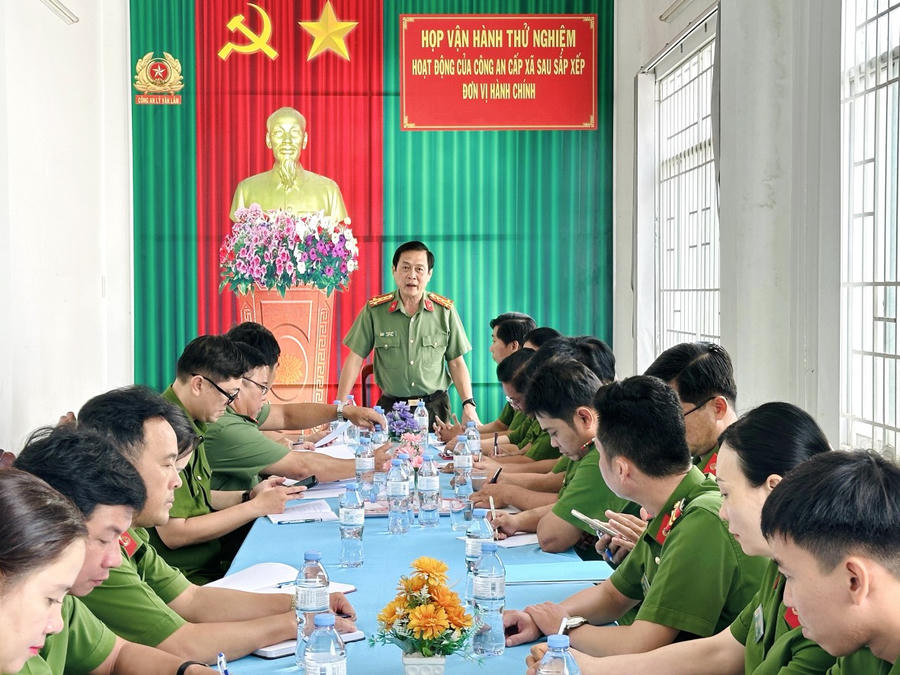 Đại tá Hồ Việt Triều - Ủy viên BTV Tỉnh ủy, Bí thư Đảng ủy, Giám đốc Công an tỉnh Cà Mau thăm và làm việc với Công an phường Lý Văn Lâm.