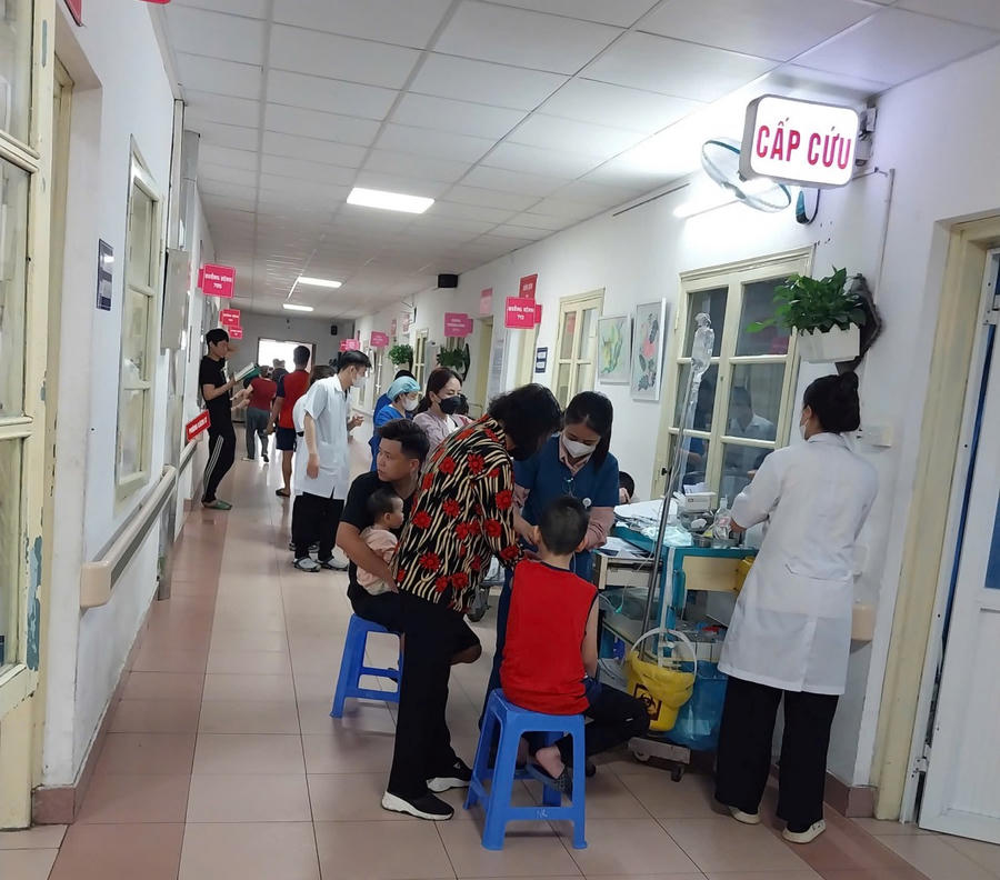 Mỗi ngày Khoa Nhi Bệnh viện Thanh Nhàn tiếp nhận nhiều ca mắc sởi. Ảnh: Linh Đan