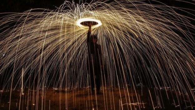 Người dân Malaysia đốt pháo bông để đánh dấu kết thúc tháng lễ ăn chay Ramadan. (Ảnh: EPA)