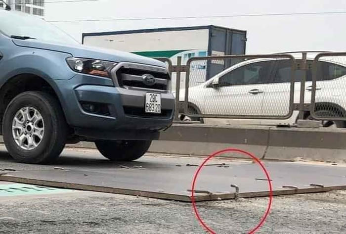 Việc thi công thay thế gối cầu đường vành đai 3 trên cao được người dân phản ánh mất an toàn 