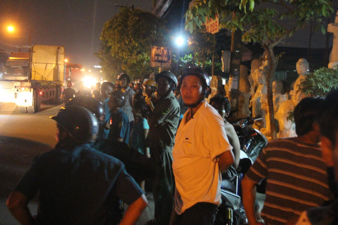 Người dân hiếu kì tập trung theo dõi vụ việc.