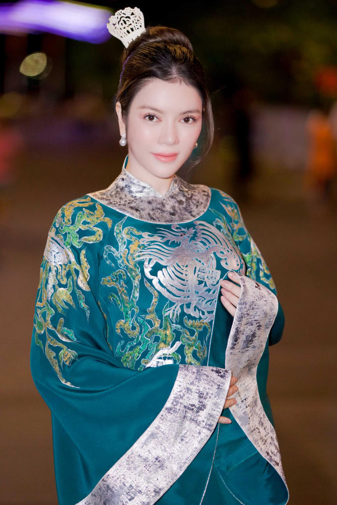 Lý Nhã Kỳ lại gây 'náo loạn' lễ khai mạc Lễ hội áo dài TP.HCM 2018