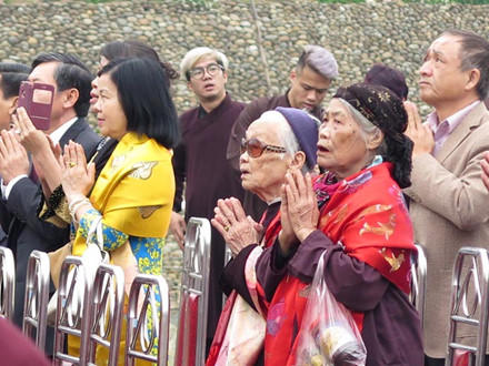 Các cụ già không ngại đường xa, lặn lội đến chiêm bái tranh Phật Quan Âm.