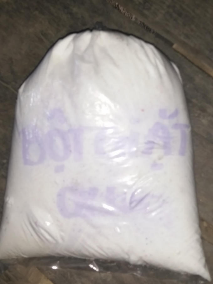 Một trong những gói quà Tết cho người nghèo xã Phước Trà.