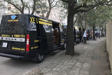 Dàn xe Limousine xếp hàng tại khu đô thị Pháp Vân-Tứ Hiệp.