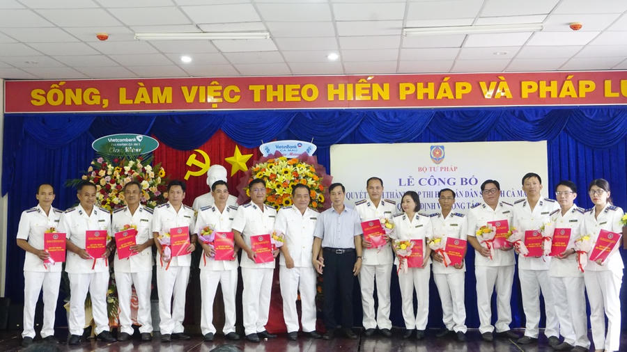 Ông Huỳnh Hoàng Khâm – Tân Trưởng THADS tỉnh Cà Mau và ông Huỳnh Chí Kiên - Phó trưởng Ban Nội chính Tỉnh ủy Cà Mau, trao Quyết định bổ nhiệm, tặng hoa chúc mừng Phó Trưởng phòng và tương đương thuộc THADS tỉnh Cà Mau.