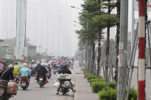 Các phương tiện giao thông đông đúc không kém ngày thường là mấy...