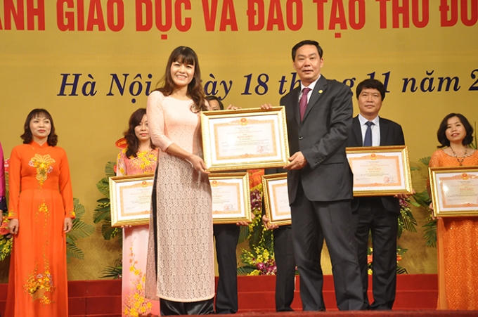 Phó Chủ tịch UBND TP Hà Nội Lê Hồng Sơn trao Bằng khen của Thủ tướng Chính phủ cho các đơn vị cá nhân tiêu biểu. Ảnh: Đức Hiệp
