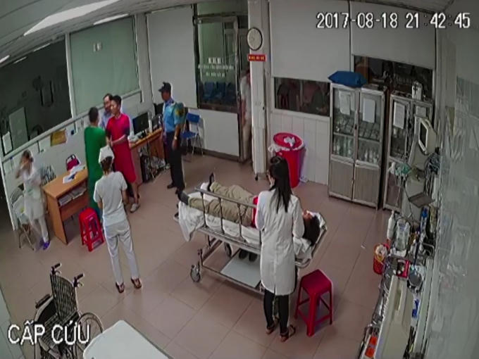 Tin n&oacute;ng 247: K&ecirc;nh Ba La bị nhuộm v&agrave;ng v&igrave; xả thải
