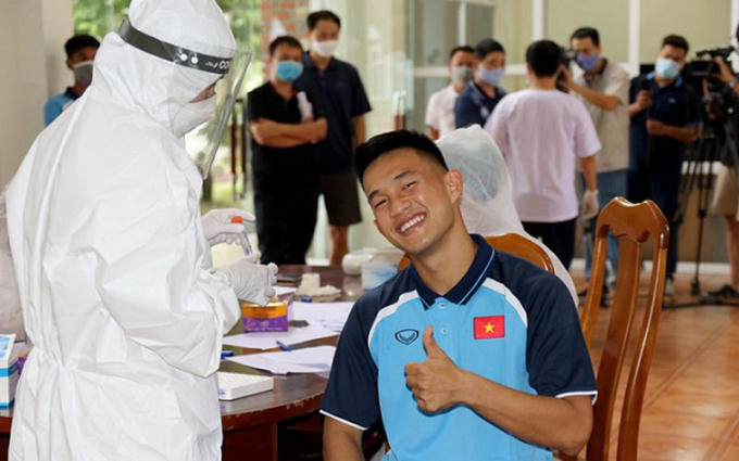 Các thành viên đội tuyển đều nghiêm túc thực hiện các bước kiểm tra y tế.