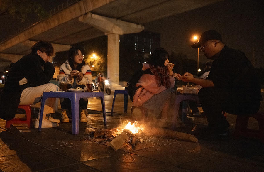 Hà Nội chìm trong rét buốt, người dân đốt lửa ven đường sưởi ấm, mưu sinh trong giá rét - 6
