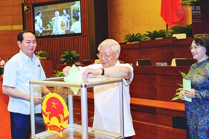 Các đại biểu bỏ phiếu bầu Chủ tịch QH, Phó Chủ tịch QH, Ủy viên Ủy ban Thường vụ QH. Ảnh: TTXVN.