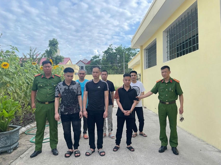 Các đối tượng tại cơ quan Công an. Ảnh: CA Hưng Yên.