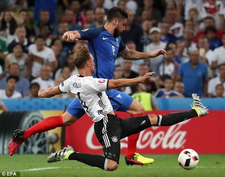 Benedikt Hoewedes (Đức) trong tình huống ngăn cản cú sút của Olivier Giroud.