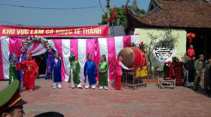 Khư vực chém lợn trong lễ hội năm nay được quây bạt, khác hẳn so với mọi năm.
