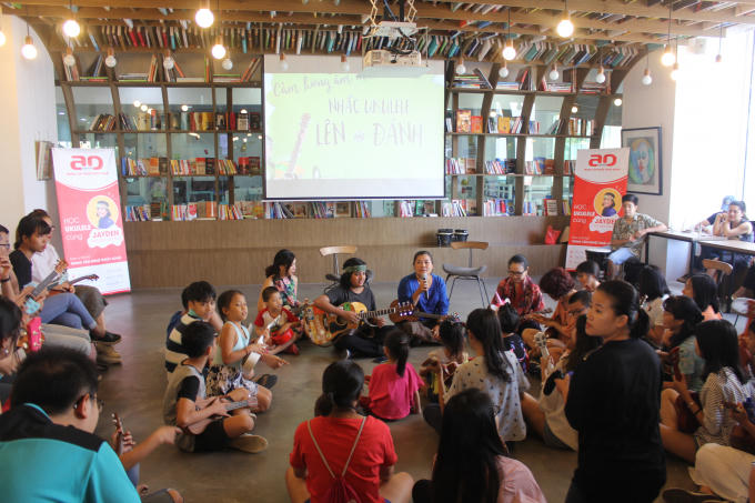Chị Thùy Liên (áo xanh) cùng Jayden Trịnh chia sẻ về việc học ukulele với các học viên Trung tâm Nghệ thuật Adam.