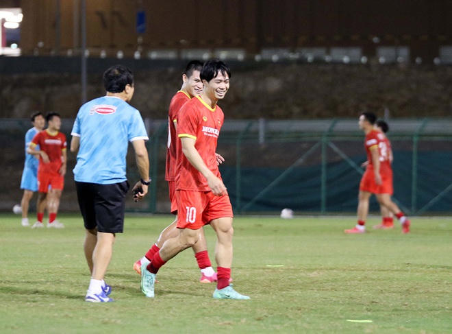 Buổi tập đầu tiên của đội tuyển Việt Nam tại Muscat đã ghi nhận sự nỗ lực và tập trung của các cầu thủ. Tất cả đều hiểu rằng, chỉ có cách vượt qua giới hạn của bản thân mới có thể nghĩ tới việc giành được kết quả tốt trước các đối thủ có trình độ được đánh giá cao hơn trong lần đầu tiên tham dự vòng loại thứ ba World Cup 2022.