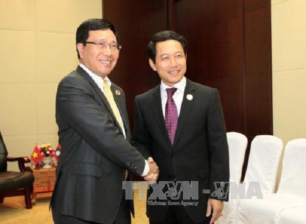 Phó Thủ tướng, Bộ trưởng Ngoại giao Phạm Bình Minh gặp Bộ trưởng Ngoại giao Lào Saleumxay Kommasith. Ảnh: Phạm Kiên/Phóng viên TTXVN tại Lào.