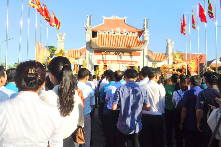 Đông đảo người dân khắp nơi về Cà Mau thành kính dâng hương Lễ Hội Giỗ Tổ Vua Hùng năm 2024.