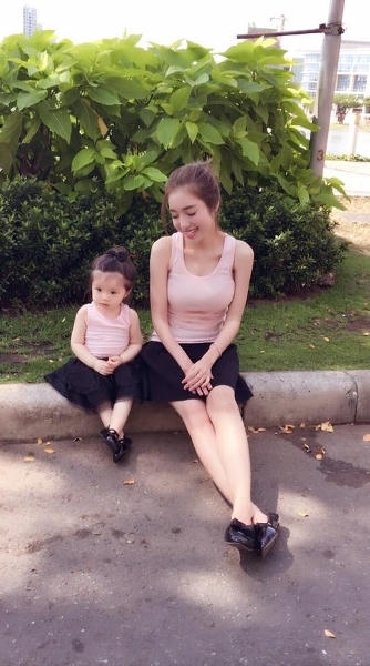Hai mẹ con diện đồ đôi trông vô cùng đáng yêu. Ảnh: facebook.