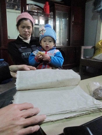 Trung bình mỗi một mẻ cần khoảng 30 – 40kg vỏ cây (mạy sla), số lượng này sẽ làm ra được 800 đến 1000 tờ giấy bản, xếp thành từng tệp, mỗi tệp 10 tờ.