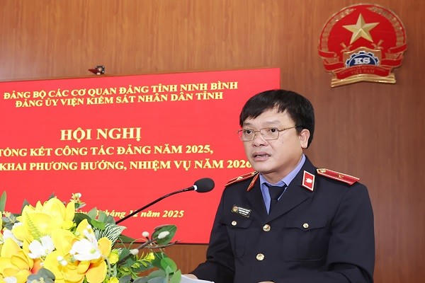 Ông Phạm Ngọc Cảnh, Tỉnh ủy viên, Viện trưởng Viện Kiểm sát tỉnh Ninh Bình phát biểu tại hội nghị.