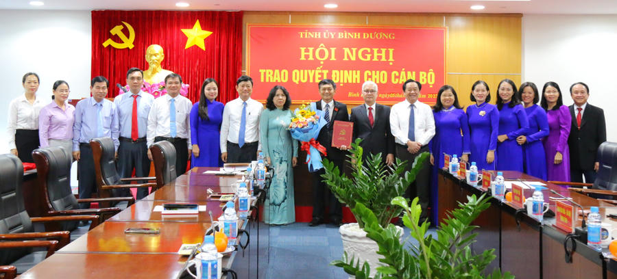 Thường trực Tỉnh uỷ chúc mừng cán bộ nhận công tác mới. (Ảnh: Hồ Văn)