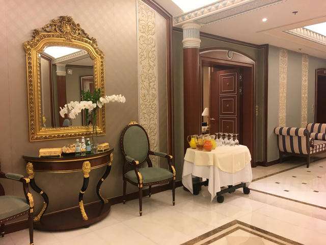 Hoàng tử Alwaleed vẫn có thể liên lạc với gia đình và giám đốc điều hành của các công ty do ông sở hữu trong thời gian bị giam giữ tại Ritz-Carlton.
