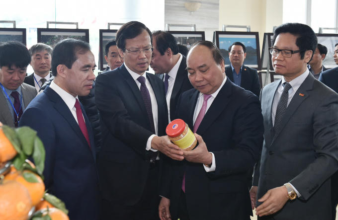 Thủ tướng tham quan sản phẩm nông sản tỉnh Tuyên Quang.