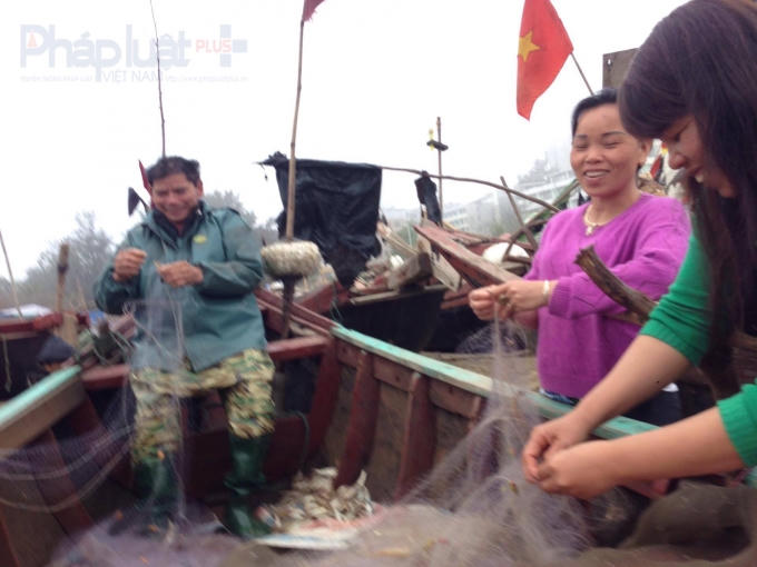 Đối với ngư dân Sầm Sơn, hôm hay là một ngày khởi đầu những niềm vui và hy vọng. Những mẻ cá về bờ pha lẫn sự hân hoan. (Ảnh: Anh Thắng)