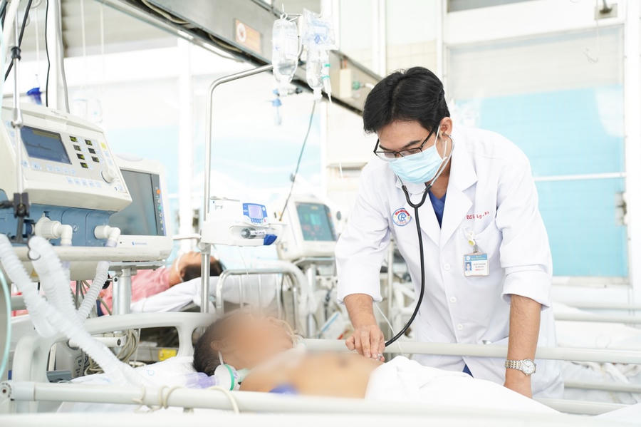 Bác sĩ Bệnh viện Chợ Rẫy kiểm tra sức khẻ của bệnh nhân. (Ảnh: BVCC)