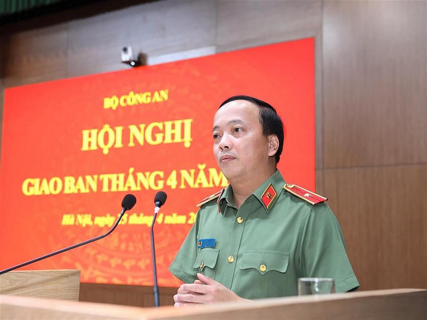 Thiếu tướng Đặng Hồng Đức, Chánh Văn phòng Bộ Công an trình bày báo cáo tóm tắt tình hình, kết quả công tác công an tháng 4/2024. Ảnh Bộ Công an