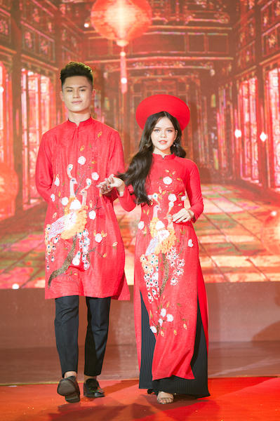 _Cặp áo dài Khổng Tước được trình diễn bởi thí sinh Nguyễn Khánh Huyền(bên phải) và Phạm Quang Vinh (bên phải).