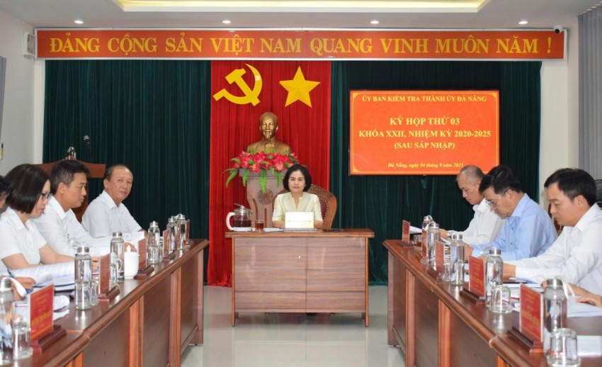 Bà Lê Thị Mỹ Hạnh, Ủy viên Ban Thường vụ Thành ủy, Chủ nhiệm Ủy ban Kiểm tra Thành ủy, chủ trì cuộc họp (Ảnh: Cổng TTĐT Thành ủy Đà Nẵng)