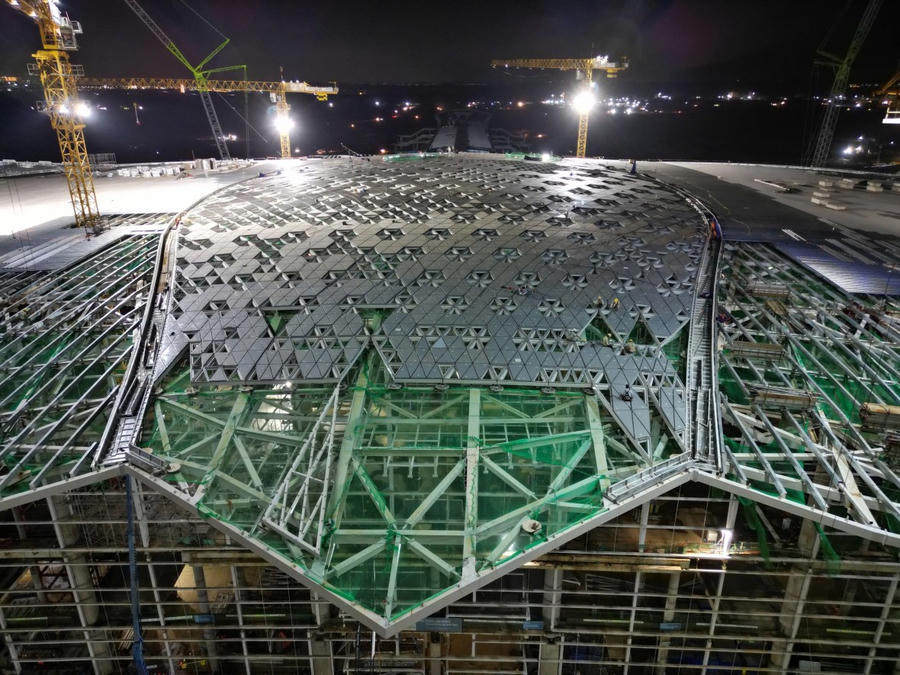 Nhà ga hành khách Long Thành đang hoàn thiện phần mái và mặt dựng.