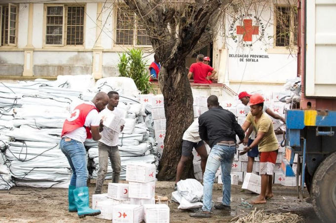 Tổ chức Trăng lưỡi liềm đỏ đang tích cực vận chuyển thuốc men, và nhu yếu phẩm tới vùng bị thiệt hại