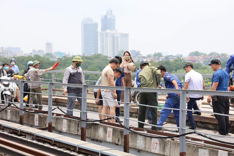 Đơn vị quản lý thay thế tấm đan bị thủng (Ảnh: Trung Nguyên).