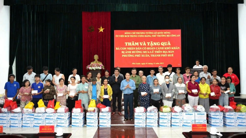 Thứ trưởng Lê Quốc Hùng trao quà tặng bà con nhân dân bị ảnh hưởng bởi lũ lụt tại Huế.