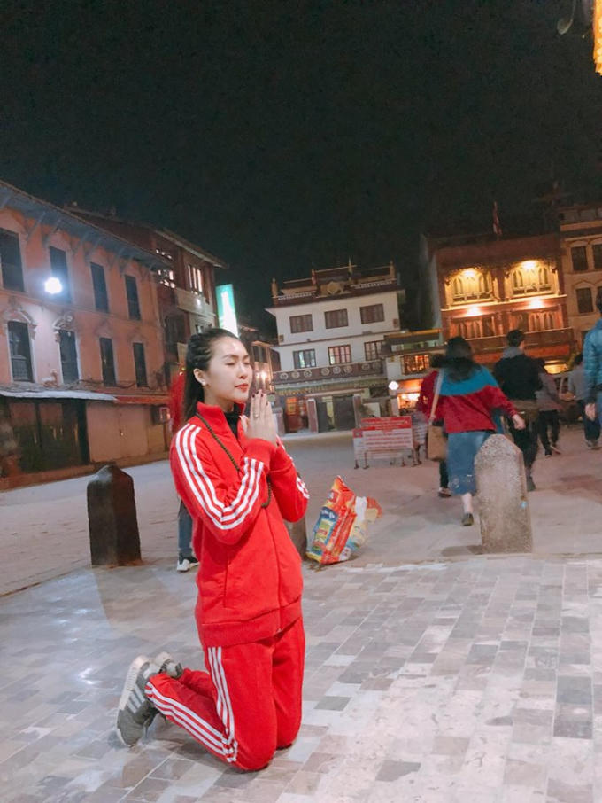 Hoa hậu Tường Linh hành hương Nepal ngày đầu năm