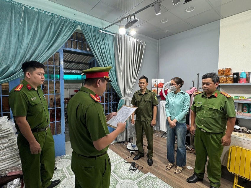 Cơ quan công an đọc lệnh khởi tố đối với L.T.A.T.