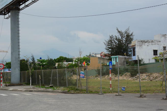 Sau đó, ngày 23/3, Bí thư Thành ủy Đà Nẵng Trương Quang Nghĩa đã có mặt tại nơi xảy ra sự việc và chỉ đạo mở đường xuống biển cho người dân.