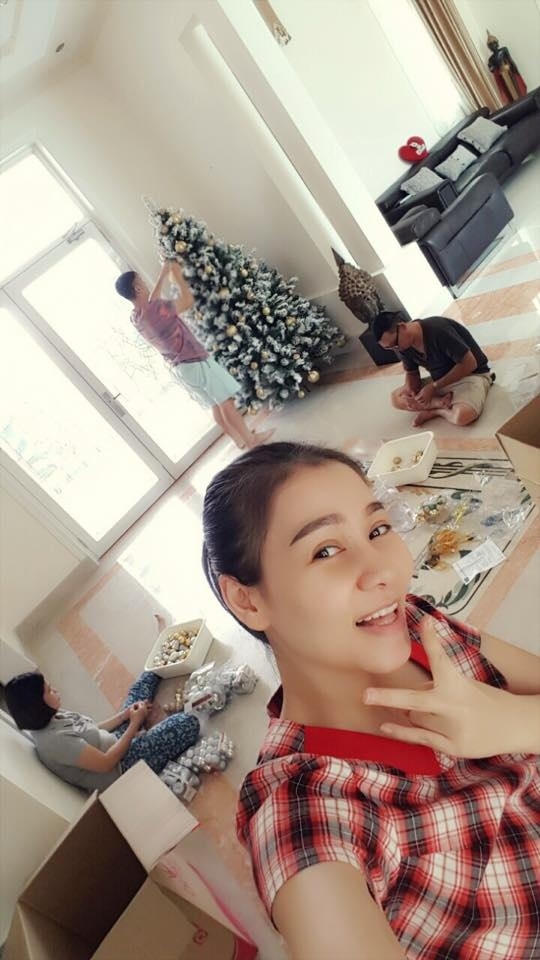 Gi&aacute;ng sinh năm nay c&oacute; &yacute; nghĩa v&ocirc; c&ugrave;ng lớn đối với Thu Minh bởi đ&acirc;y l&agrave; lần đầu ti&ecirc;n c&ocirc; đ&oacute;n ng&agrave;y lễ n&agrave;y c&ugrave;ng con trai. Mặc d&ugrave; c&ograve;n kh&aacute; nhiều ng&agrave;y với đến Noel nhưng Thu Minh đ&atilde; sắp xếp, mua sắm vật dụng từ rất sớm.