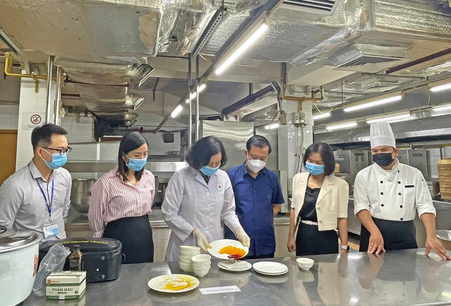 Chi cục An toàn vệ sinh thực phẩm Hà Nội kiểm tra an toàn thực phẩm.