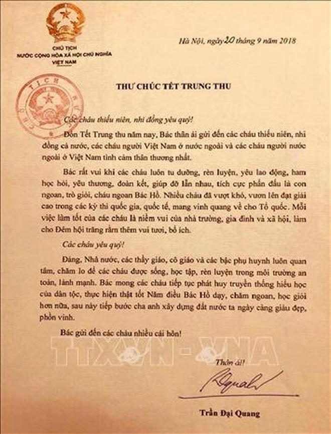 Ngày 20/9, Chủ tịch nước Trần Đại Quang còn có thư gửi chúc Tết Trung thu tới các cháu thiếu niên, nhi đồng cả nước. Vậy mà 10 giờ 5 phút sáng nay 21/9, ông đã trút hơi thở cuối cùng tại Bệnh viện Trung ương Quân đội 108. Lá thư ấy dường như trở thành “di chúc” sau cùng cho thế hệ mầm non tương lai mà Chủ tịch nước để lại trước lúc ra đi. Ảnh: TTXVN