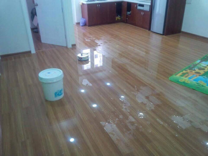 Nước tràn lênh láng trên sàn nhà.