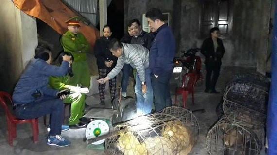 Công an thu giữ tang vật. (Ảnh: báo Nông nghiệp Việt Nam)