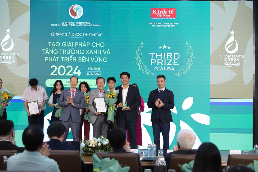 Đội ngũ Công ty TNHH Nông nghiệp Công nghệ Eden Bình Thuận nhận giải tại Cuộc thi chiều 17/12.