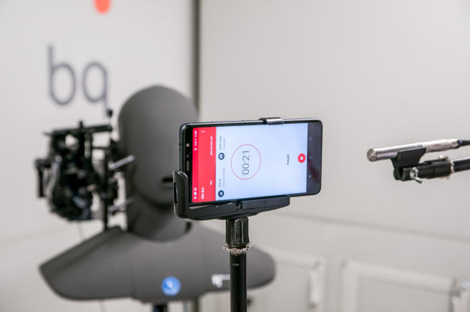 Hệ thống microphone và hệ thống loa là những bộ phận cốt lõi của một chiếc điện thoại, do đó cũng được kiểm định chặt chẽ trong phòng lab audio tối tân của BQ. Trong ảnh là bài kiểm định khả năng ghi âm của hệ thống microphone để so sánh với hệ thống ghi âm tham chiếu.